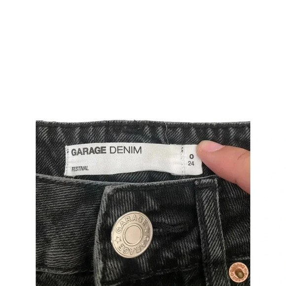 Garage Denim Women's Black Medium Wash Pull-On Ripped Jeans Shorts Size 0 - Picture 2 of 5